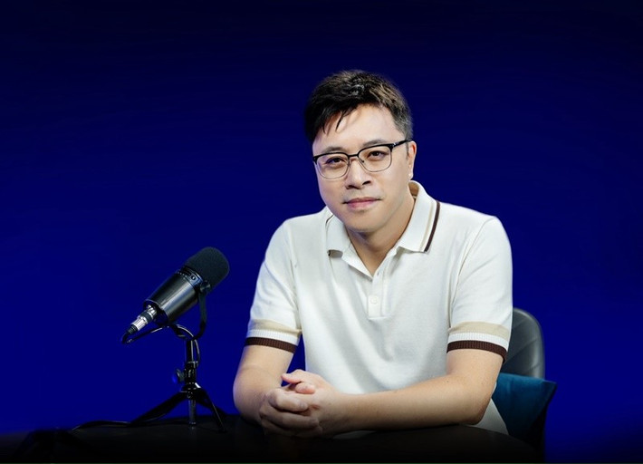 Tên tuổi của Victor Vũ gắn liền với các phim: Cô dâu đại chiến 1 và 2, Thiên mệnh anh hùng, Scandal - Bí mật thảm đỏ, Quả tim máu, Scandal – Hào quang trở lại, Tôi thấy hoa vàng trên cỏ xanh, Lôi báo, Người bất tử, Mắt biếc, Người vợ cuối cùng, Thám tử Kiên: Kỳ án không đầu. Ảnh: FB Victor Vũ.