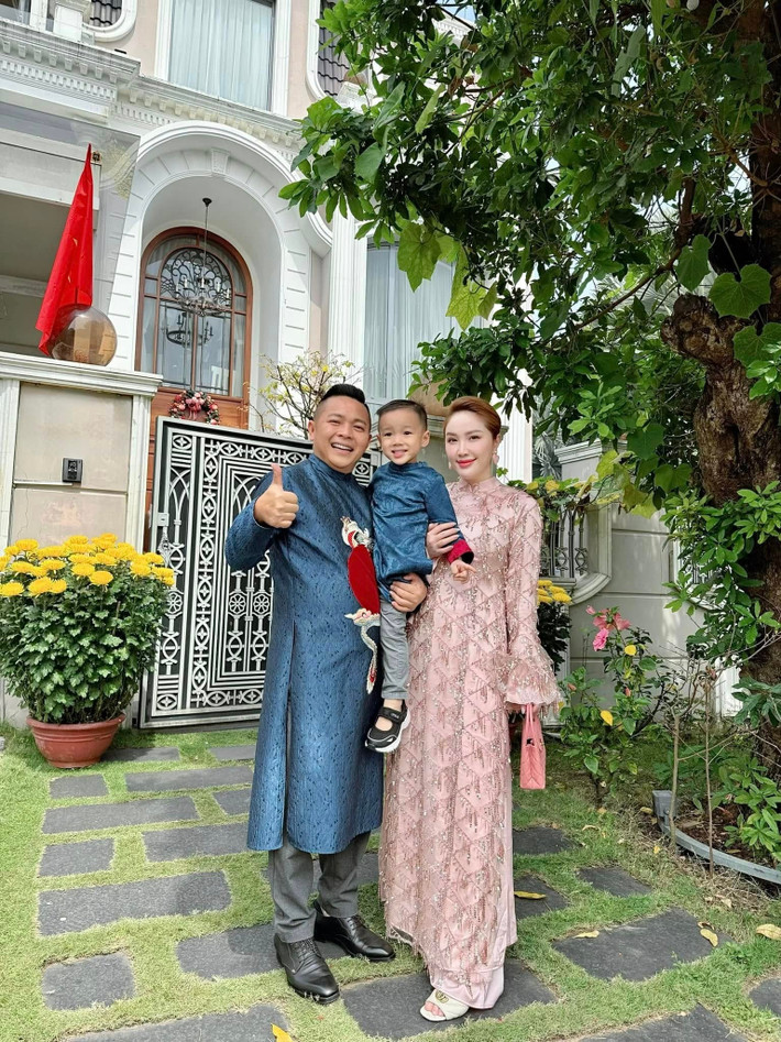 Bảo Thy từng tiết lộ bí quyết giữ lửa hôn nhân: "Khi bất đồng quan điểm điều gì, hai người sẽ tránh nhau ra một chút cho hạ hỏa rồi nhắn tin hẹn nhau đi ăn. Khi ấy vui rồi thì chuyện lớn hóa chuyện nhỏ, chuyện nhỏ hóa không. Cả hai không có cơ hội giận hay tranh cãi".