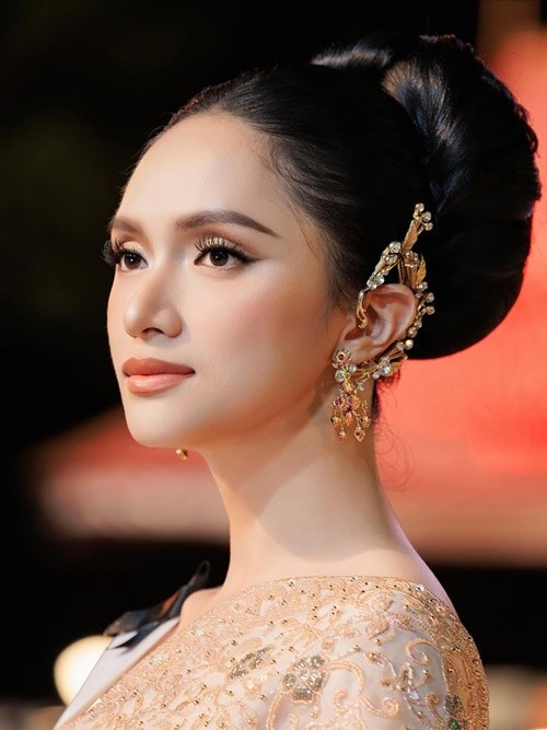 Hương Giang gây ấn tượng khi diện trang phục truyền thống của Thái Lan. Ảnh: Galaxy Queen.