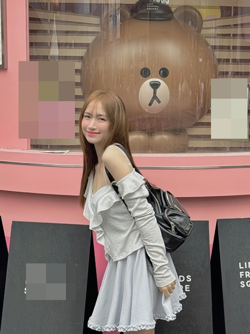 Trong những chuyến đi dạo hay du lịch, Hòa Minzy thường lựa chọn trang phục mang hơi hướng nhẹ nhàng, nữ tính.