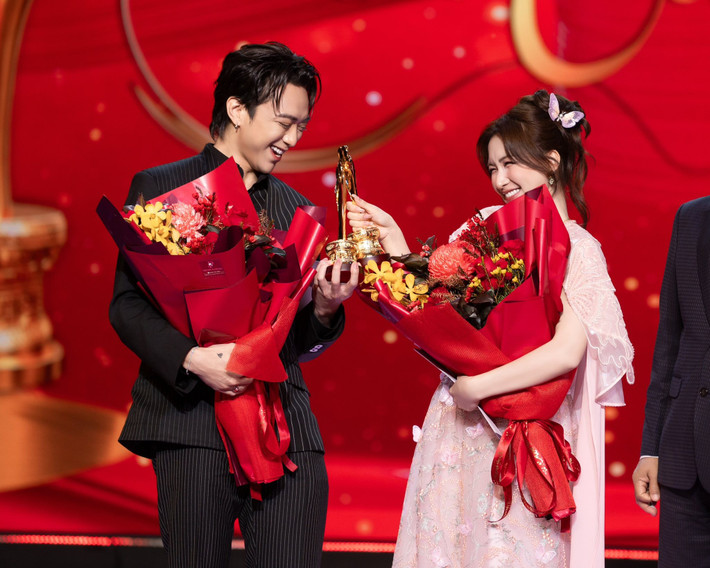 Hòa Minzy nhắn nhủ hài hước Soobin Hoàng Sơn: "Nam - Nữ ca sĩ được yêu thích nhất giải thưởng Mai Vàng 2025! Anh em gà rán ngày nào giờ cùng nhau nhận cúp anh ơi. Mua gà rán cho em".Ảnh: FB Hòa Minzy.