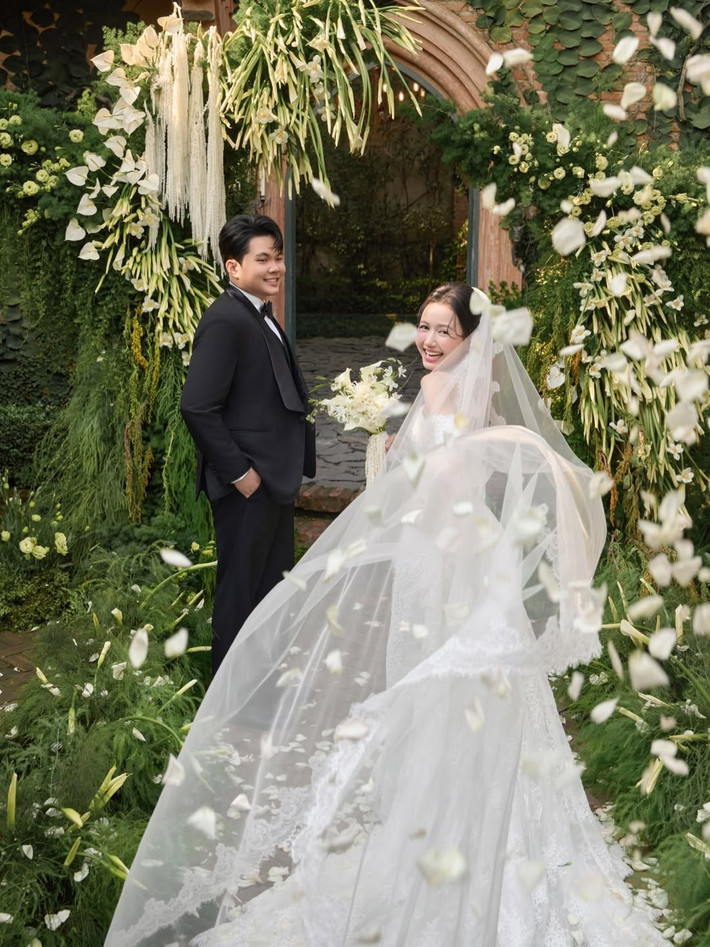 Phụ kiện voan cài tóc dài kết hợp lối trang điểm tông hồng đất tạo nên tổng thể vừa hoài cổ, vừa hiện đại.