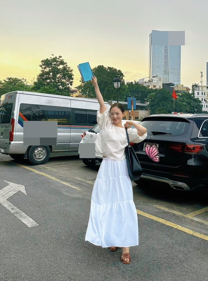 Tháng 6/2025, cô hào hứng khoe hình ảnh đi quay phim. Ảnh: FB Lan Phương.