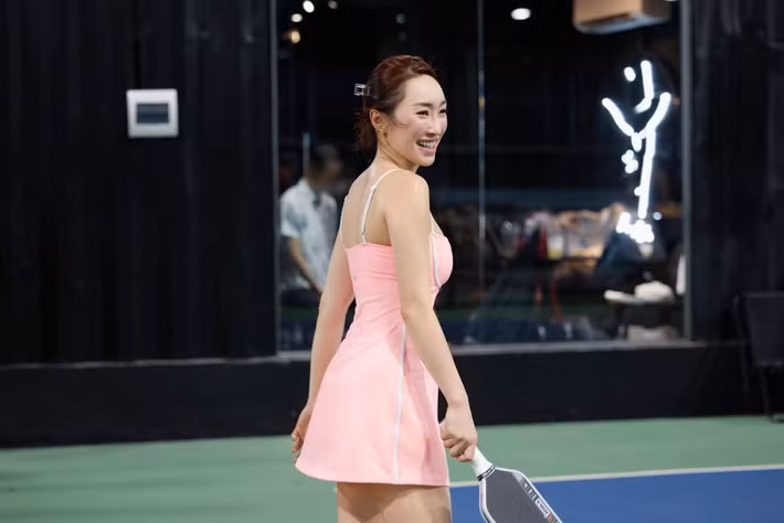 Nữ doanh nhân xinh đẹp biến sân pickleball thành sàn diễn thời trang khi đầu tư mạnh tay về váy áo. Ảnh: FB Lý Thùy Chang.