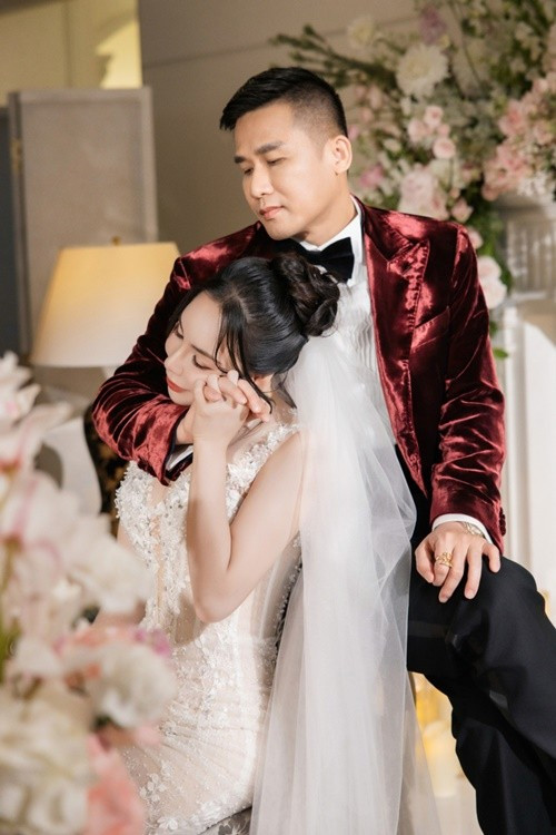 Con trai Hồ Quỳnh Hương lộ diện trong đám cưới của nữ ca sĩ vào tháng 5/2025.