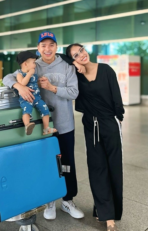 Quang Minh chủ yếu sống ở Việt Nam kể từ khi gắn bó với Tăng Khánh Chi. Trước đó, nam diễn viên định cư ở Mỹ.