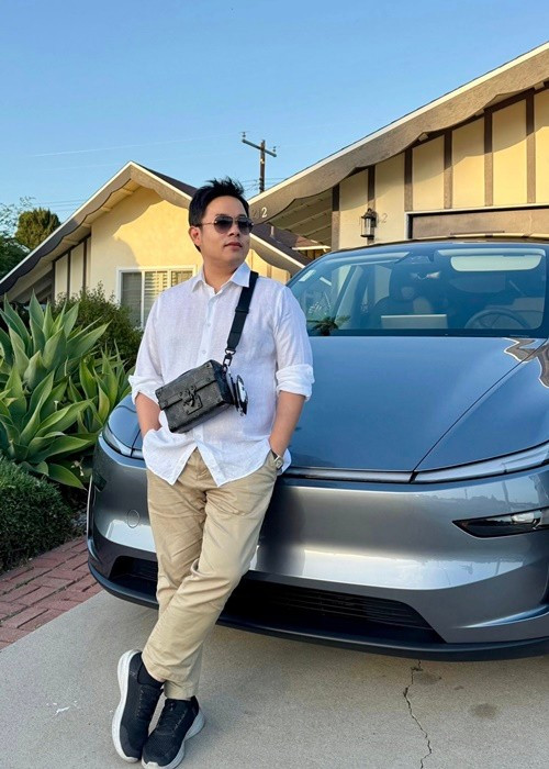 Ngoài bất động sản và hàng hiệu, ca sĩ Quang Lê còn sở hữu nhiều dòng xe sang phục vụ cuộc sống và công việc. Ảnh: FB Quang Lê.
