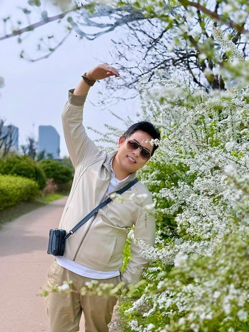 Bên cạnh YouTube, Quang Lê vẫn là cái tên đắt show. Theo Znews, năm 2013 anh từng nhận cát-sê hơn 400 triệu đồng khi biểu diễn trong một đám cưới. Ảnh: FB Quang Lê.