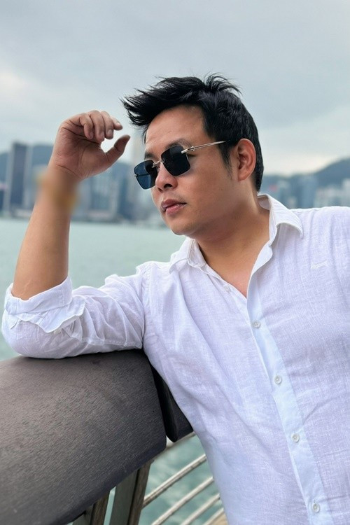 Hiện Quang Lê sở hữu hai kênh YouTube hoạt động song song, trong đó kênh chính Quang Lê Official có hơn 1,5 triệu người đăng ký. Ảnh: FB Quang Lê.