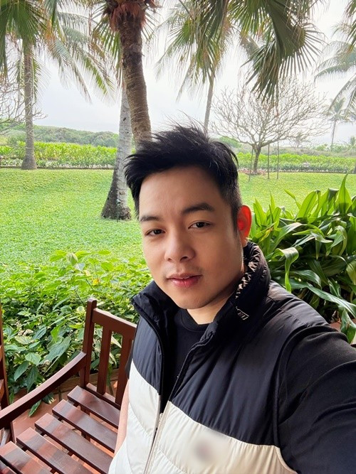 Năm 2015, nam ca sĩ được mời hát trong đám cưới con trai một doanh nhân và bất ngờ nhận số tiền 500 triệu đồng sau buổi biểu diễn. Ảnh: FB Quang Lê.