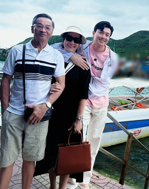 Quốc Trường chia sẻ: “Tôi làm chủ doanh nghiệp nên muốn về quê lúc nào thì về, gấp quá thì họp online thôi. Còn phim lúc nào họ cũng hỏi mình lịch bận để báo trước. Tôi thường báo cho bên phim ngày mình về quê, lịch quay quảng cáo cũng vậy”.