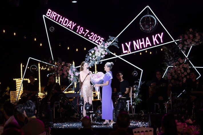 Lý Nhã Kỳ nhận hoa từ mẹ trong tiệc sinh nhật. Ảnh: Luke Nguyễn.