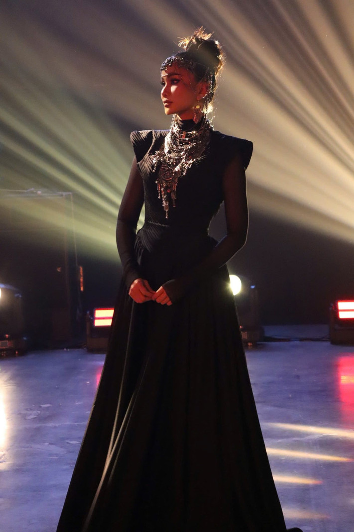 Không cần phô trương, vẻ đẹp cá tính cùng khí chất mạnh mẽ của H'hen Niê vẫn đủ khiến người đối diện khó rời mắt.