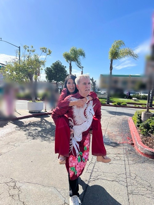 Trong lúc cõng, anh vui vẻ trêu: “Sao dạo này em nặng hơn mười mấy năm trước, nhưng tại yêu đủ nên không thấy mệt”. Bích Tuyền đáp lại rằng mình chỉ tăng khoảng 9kg so với trước đây. Đúng lúc đó, cả hai gặp đèn đỏ dành cho người đi bộ và phải chờ vài phút. Nữ ca sĩ hài hước hỏi chồng liệu có đặt vợ xuống hay vẫn tiếp tục cõng đến nơi vì “lỡ yêu rồi”. Ảnh: FB Bích Tuyền.