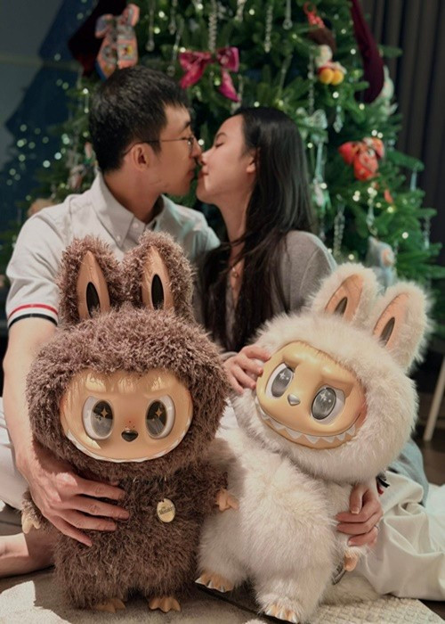 Đôi vợ chồng son được nhận xét có sự đồng điệu về gu thẩm mỹ cũng như cách thể hiện tình cảm một cách nhẹ nhàng.