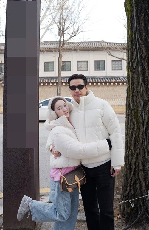 Trên trang cá nhân, diễn viên Ngọc Thuận khoe loạt ảnh tình tứ bên vợ - Bích Ngọc trong chuyến du lịch Hàn Quốc. Ảnh: FB Ngọc Thuận.