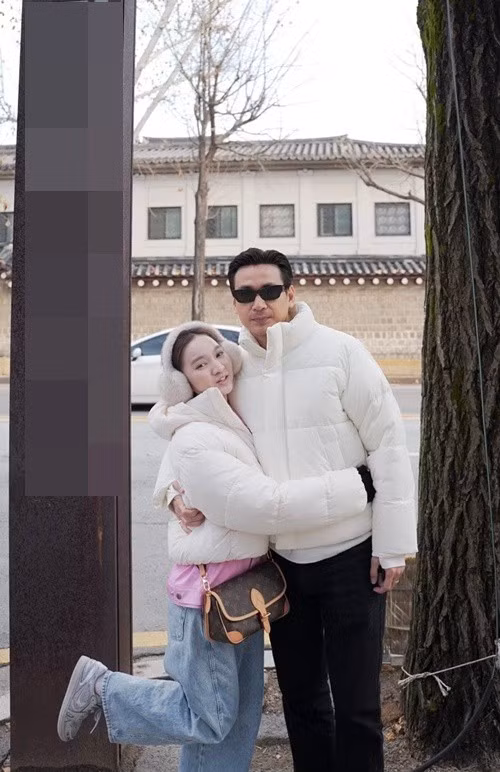 Trên trang cá nhân, diễn viên Ngọc Thuận khoe loạt ảnh tình tứ bên vợ - Bích Ngọc trong chuyến du lịch Hàn Quốc. Ảnh: FB Ngọc Thuận.