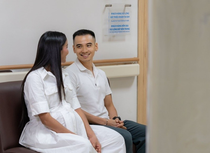 "Anh nói muốn trực tiếp dẫn hai mẹ con đi khám. Nhiều lúc nhìn qua thấy anh ngồi kế bên nắm tay, Hen thấy thương anh chồng. Đôi khi một vài hành động nhỏ nhỏ cũng làm Hen tan chảy và ấm lòng vô cùng", H'hen Niê chia sẻ.