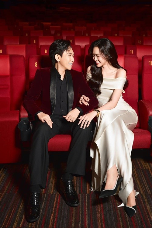 Anh Phạm khoe được mẹ chồng thương yêu. "Tôi đăng gì trên Facebook, mẹ cũng chia sẻ lại, chỉ là không chia sẻ bài của anh Đức thôi. Những lần tôi đi quay xa, mẹ đều lo, hỏi han anh Đức về tôi. Nhờ lấy chồng, tôi có thêm 1 người ba và 1 người mẹ", vợ Anh Đức chia sẻ trong cuộc phỏng vấn với Vietnamnet. Ảnh: FB Anh Đức.