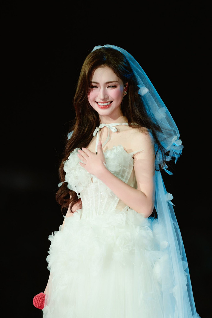 Là nhân vật trung tâm của đêm nhạc, Hòa Minzy liên tục thay đổi trang phục. Trong khoảnh khắc này, nữ ca sĩ xuất hiện với hình ảnh cô dâu ngọt ngào.