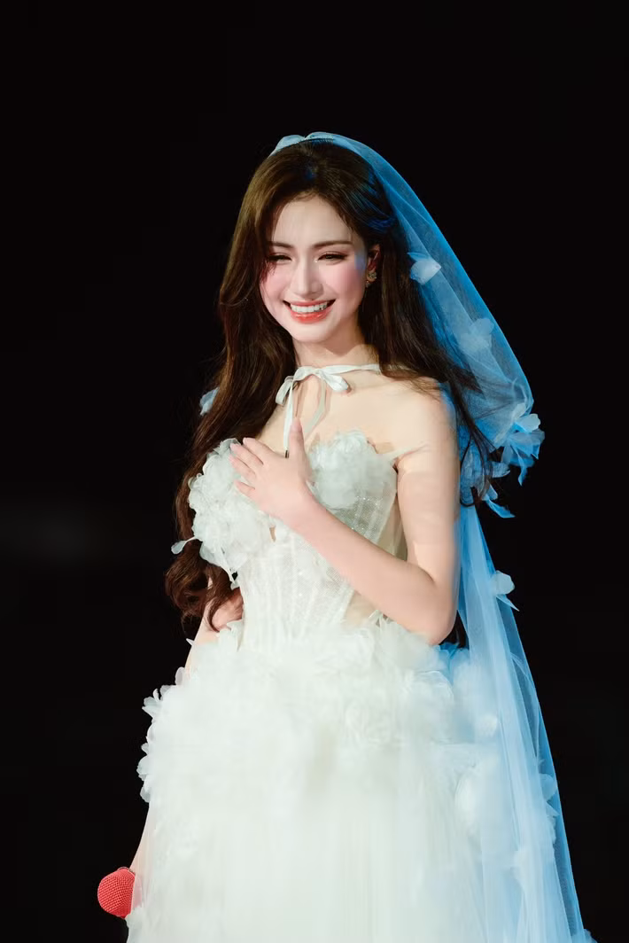 Là nhân vật trung tâm của đêm nhạc, Hòa Minzy liên tục thay đổi trang phục. Trong khoảnh khắc này, nữ ca sĩ xuất hiện với hình ảnh cô dâu ngọt ngào.