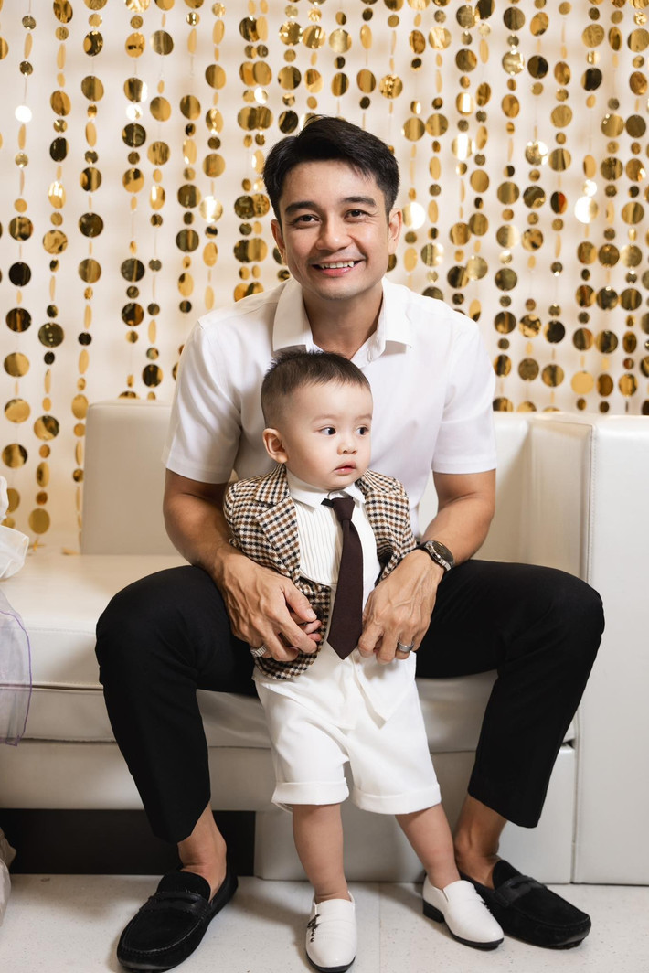 Vợ chồng Vân Trang có 4 người con chung: 3 gái, 1 trai.