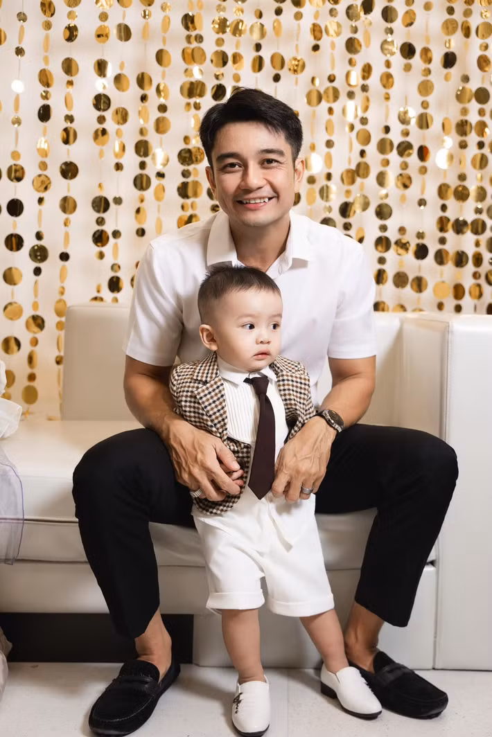 Vợ chồng Vân Trang có 4 người con chung: 3 gái, 1 trai.