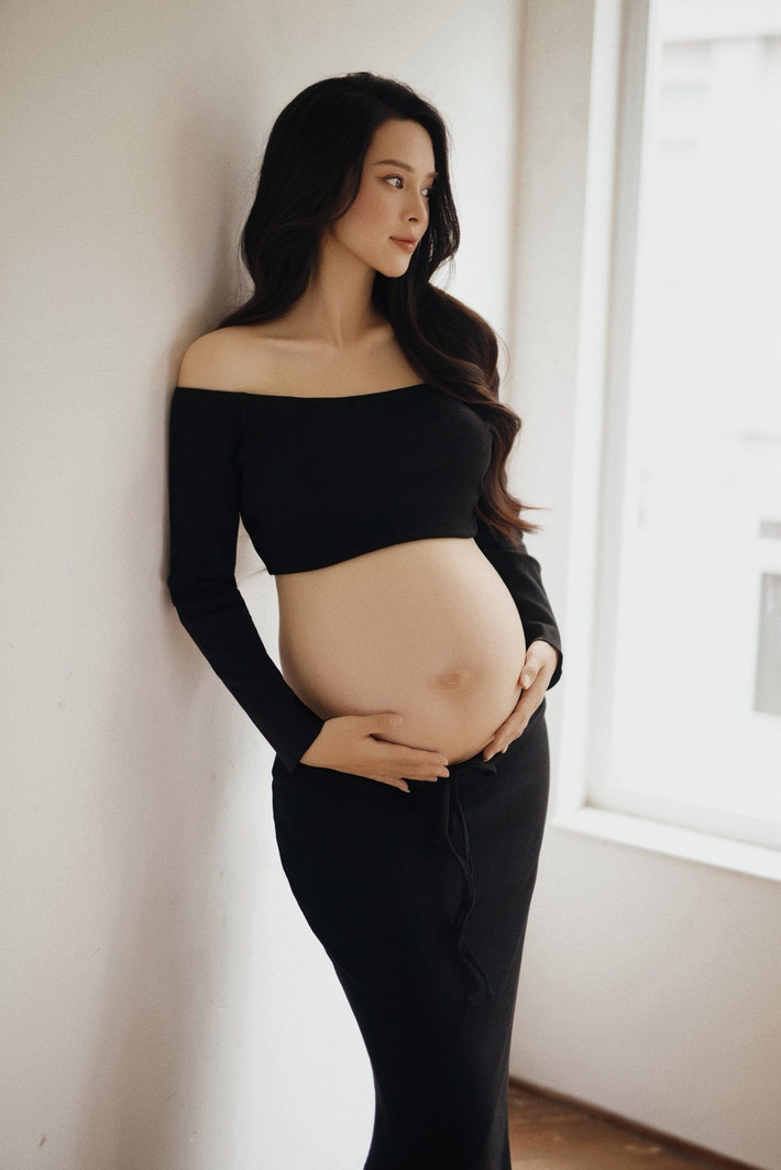 Nữ diễn viên phim Lối nhỏ vào đời thực hiện bộ ảnh nghệ thuật khi bụng bầu vượt mặt. Ảnh: FB Quỳnh Lương.