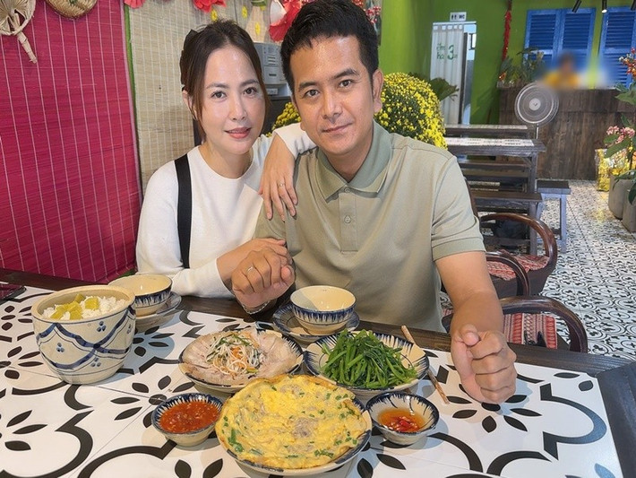 Lương Thế Thành để lại dòng nhắn: “Chuyến này có Thuận con luôn là vừa”, trong khi Kha Ly trêu: “Kiếm thêm cục vàng nhỏ nha anh”.