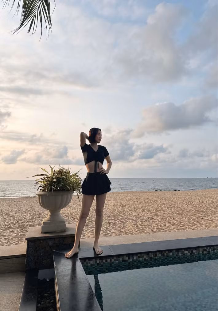 Lê Phương duy trì vóc dáng thon gọn sau thời gian dài kiên trì giảm cân. Ở tuổi ngoài 40, nữ diễn viên theo đuổi hình ảnh khỏe khoắn, hiện đại với vòng eo gọn cùng đôi chân săn chắc. Trong những chuyến nghỉ dưỡng gần đây, Lê Phương ưu tiên các thiết kế tôn hình thể. Bộ đồ bơi màu đen với chi tiết cắt xẻ giúp cô khoe vóc dáng mảnh mai bên bờ biển lúc hoàng hôn.