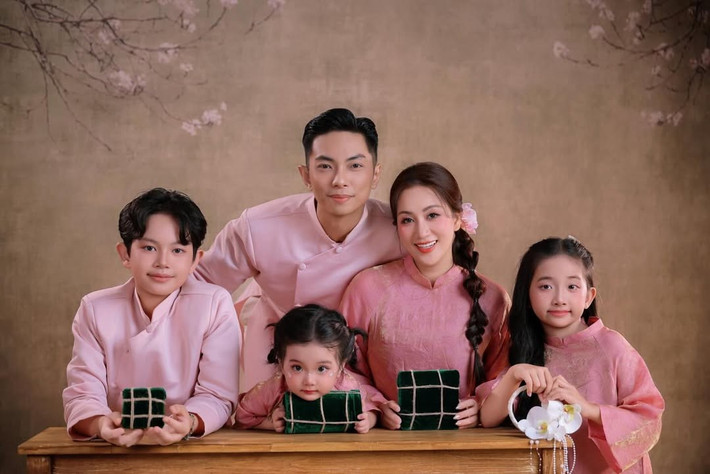 Các con của Khánh Thi – Phan Hiển xuất hiện trong áo dài truyền thống, ghi điểm bởi vẻ đáng yêu tự nhiên. Ảnh: FB Khánh Thi – Phan Hiển.