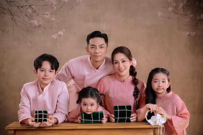 Các con của Khánh Thi – Phan Hiển xuất hiện trong áo dài truyền thống, ghi điểm bởi vẻ đáng yêu tự nhiên. Ảnh: FB Khánh Thi – Phan Hiển.