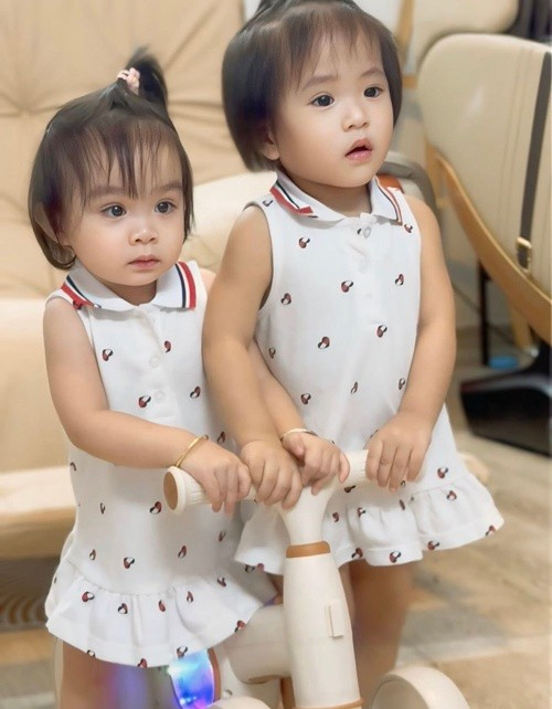 Lita và Kỳ Kỳ diện không ít bộ đồ đôi. Ảnh: FB Kha Ly.