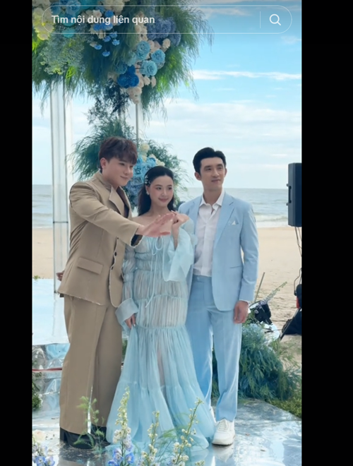 Midu cùng chồng diện trang phục tông màu xanh nước biển. Ảnh: TikTok Tiến Công.