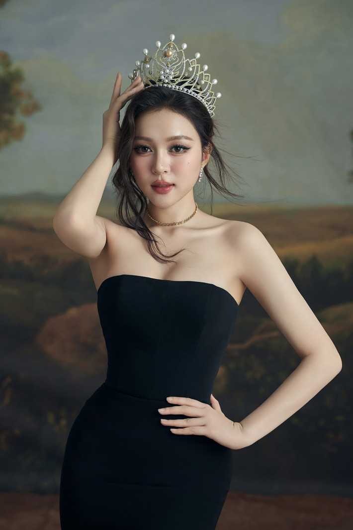 Trong suốt thời gian qua, cô học catwalk, học trang điểm, làm tóc, trau dồi khả năng tiếng anh, giao tiếp, học giải phóng hình thể đồng thời chuẩn bị cho phần thi tài năng. Ảnh: Sen Vàng.