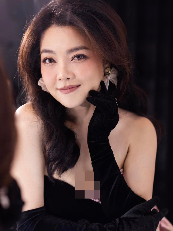 Theo HTV, Thanh Ngọc tham gia nghệ thuật từ năm 1997-1998, trong đội ca Nhà thiếu nhi TP.HCM. Cô được chú ý nhiều sau khi trở thành thành viên nhóm Mắt Ngọc. Theo Người Lao Động, sau 7 năm hoạt động cùng Mắt Ngọc, năm 2004, Thanh Ngọc tách ra riêng.