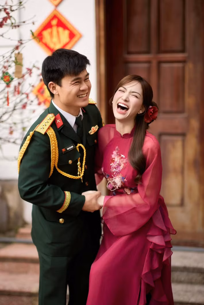 Trên trang cá nhân, Hòa Minzy đăng tải đoạn clip ngắn ghi lại khoảnh khắc Văn Cương chuẩn bị đi làm. Do nữ ca sĩ không dậy ôm tạm biệt, Văn Cương tỏ ra dỗi. Ảnh: FB Đức Phúc.