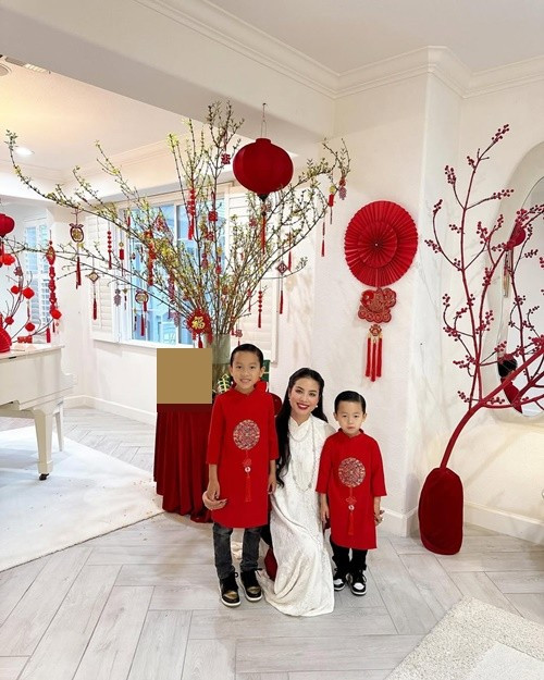 Trên mạng xã hội, Phạm Hương thỉnh thoảng chia sẻ khoảnh khắc đời thường như chơi golf, tập yoga, chăm sóc nhà cửa hoặc vui chơi cùng các con. Trong những dịp lễ, hai bé thường xuất hiện với trang phục chỉn chu, khi là áo dài truyền thống, lúc là vest nhỏ gọn.