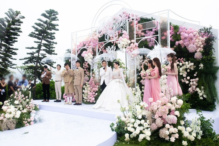 Trong suốt thời gian chuẩn bị cho đám cưới, Lý Nhã Kỳ sát cánh bên Hồ Quỳnh Hương, từ việc góp ý tưởng cho đến việc hỗ trợ về mặt tinh thần. Ngoài ra, Lý Nhã Kỳ còn làm dâu phụ.