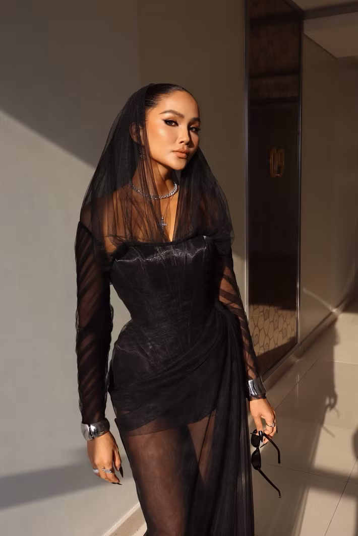 H’Hen Niê được nhiều khán giả biết đến sau khi đăng quang Hoa hậu Hoàn vũ Việt Nam 2017 và vào top 5 Miss Universe 2018. Bên cạnh vai trò người mẫu, cô còn thử sức ở lĩnh vực ca hát và diễn xuất. Ảnh: FB H'Hen Niê.