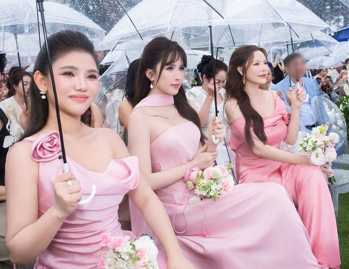 Lý Nhã Kỳ cùng với Thiều Bảo Trâm và Myra Trần đảm nhận vị trí dâu phụ.