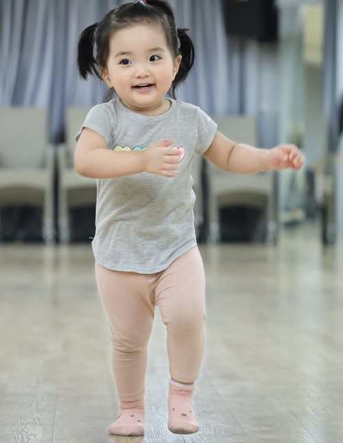 Chỉ một ánh nhìn tò mò hay cái nhíu mày đáng yêu, Lisa đã đủ khiến người đối diện 'tan chảy' vì vẻ dễ thương tự nhiên. Ảnh: FB Kubi Anna Lisa.