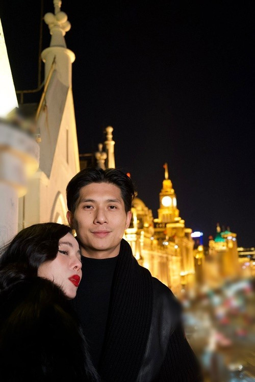 Lâm Bảo Châu sinh năm 1993, kém Lệ Quyên 12 tuổi. Anh từng tham gia một số cuộc thi người mẫu và đóng phim, sở hữu ngoại hình điển trai, phong thái lịch lãm. Khi sánh đôi bên “nữ hoàng phòng trà”, anh thường chọn hình ảnh chững chạc. Ảnh: FB Lệ Quyên.