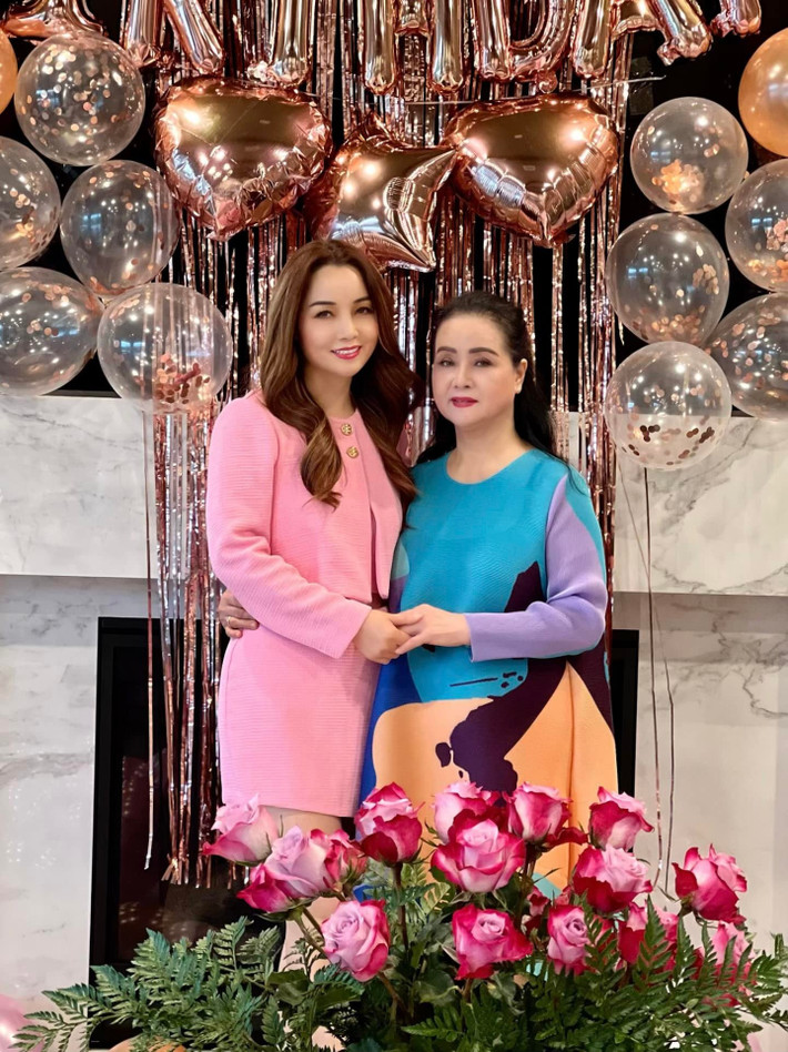 Năm 2023, Mai Thu Huyền nhắn nhủ mẹ: "Con chúc mẹ luôn mạnh khoẻ sống lâu trăm tuổi, vui vẻ, yêu đời, hưởng phước lộc bên các con các cháu, để gia đình mình cùng nhau vi vu vòng quanh thế giới tận hưởng những điều tươi đẹp và hạnh phúc nhất trên cuộc đời này nhé". Ảnh: FB Mai Thu Huyền.