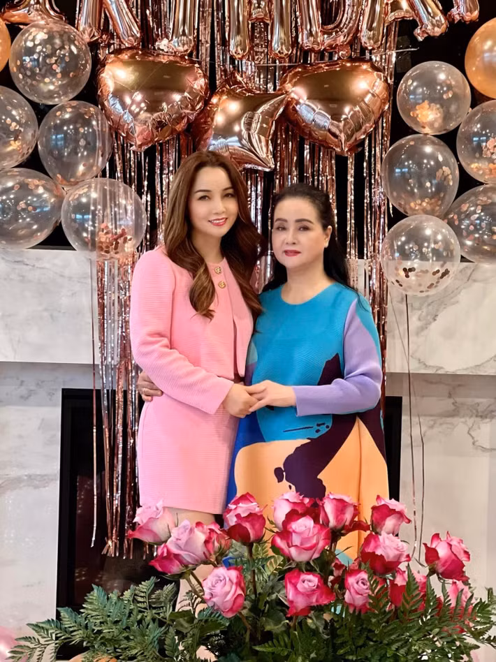 Năm 2023, Mai Thu Huyền nhắn nhủ mẹ: "Con chúc mẹ luôn mạnh khoẻ sống lâu trăm tuổi, vui vẻ, yêu đời, hưởng phước lộc bên các con các cháu, để gia đình mình cùng nhau vi vu vòng quanh thế giới tận hưởng những điều tươi đẹp và hạnh phúc nhất trên cuộc đời này nhé". Ảnh: FB Mai Thu Huyền.