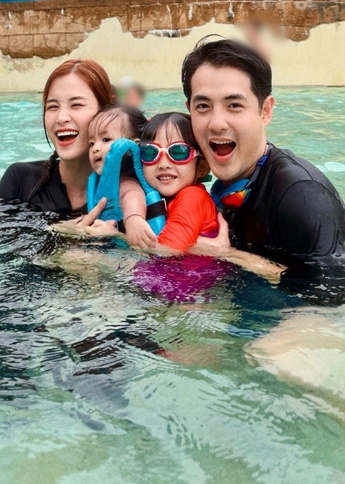 Sau khi kết hôn, Đông Nhi vẫn hoạt động nghệ thuật. Ảnh: FB Đông Nhi.