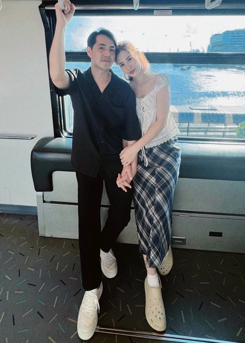 Đông Nhi - Ông Cao Thắng cùng các con có nhiều kỷ niệm đáng nhớ trong chuyến du lịch nước ngoài như cùng chơi ở công viên, ngắm hoàng hôn. Ảnh: FB Đông Nhi.