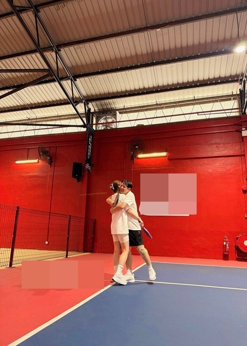 Đông Nhi - Ông Cao Thắng ôm chầm lấy nhau trong buổi tập luyện pickleball. Ảnh: FB Đông Nhi.