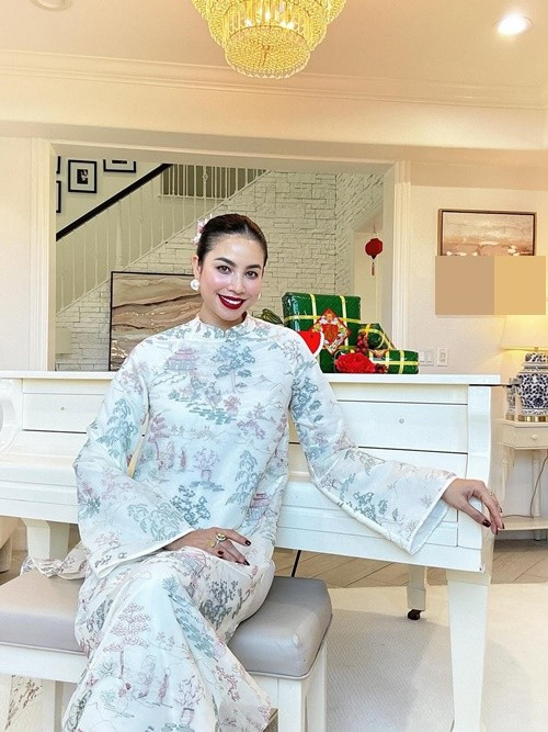 Trên trang cá nhân, Phạm Hương chia sẻ hình ảnh diện áo dài họa tiết trang nhã, ngồi bên cây đàn piano trắng trong phòng khách rộng rãi của biệt thự tại Mỹ.