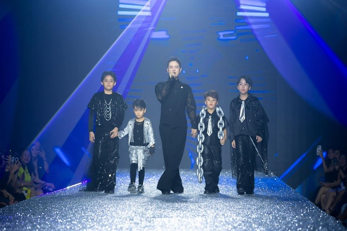 Con trai Đàm Vĩnh Hưng diễn thời trang cùng các người mẫu nhí. Ảnh: FB Polo Huỳnh.